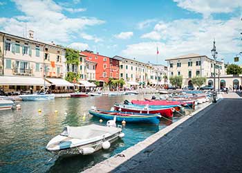 Havnen i feriebyen Lazise Gardasøen