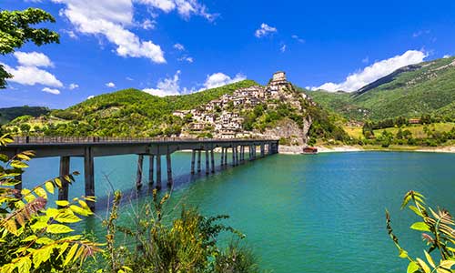 Ferie ved Lago del Turano i Lazio