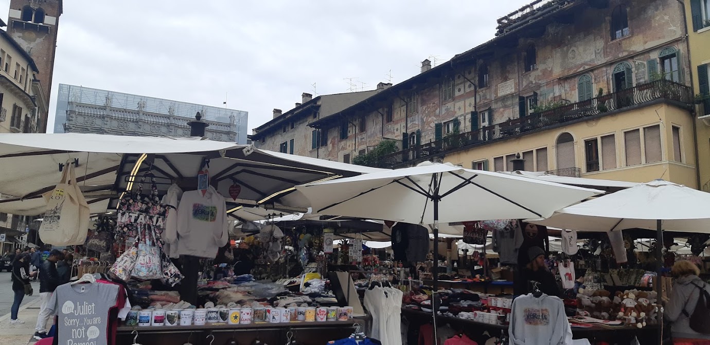 Marked på Piazza Erbe i Verona