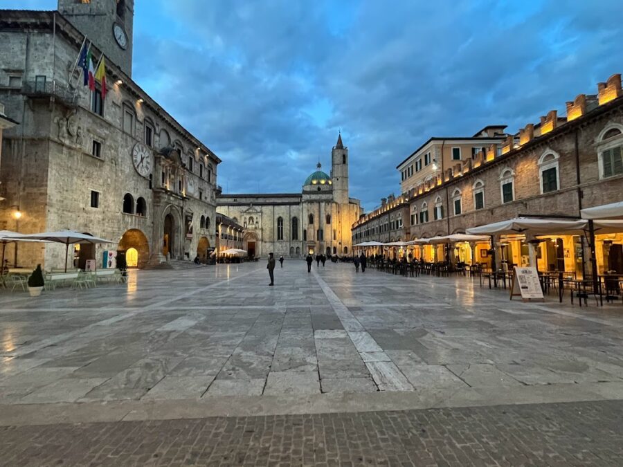 Piazza del Popolo i Ascoli Piceno