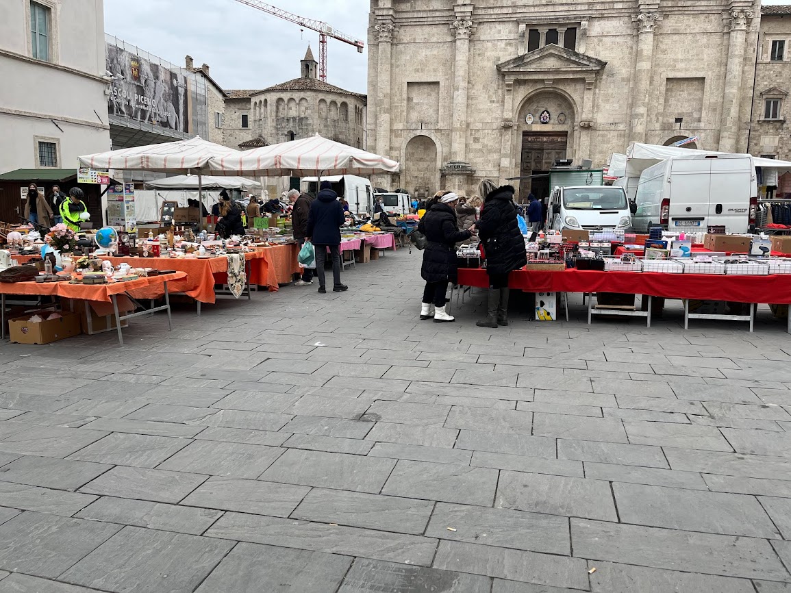 Marked på Piazza Arringo i Ascoli Piceno